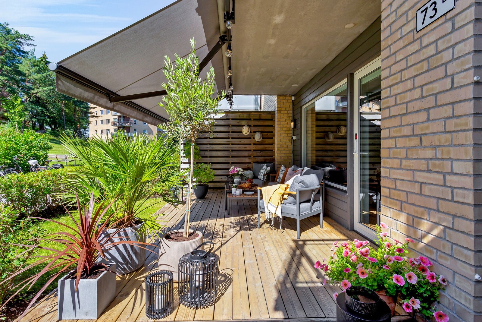 Terrassen har god plass til både spisebord og sofagruppe, og er et lunt uterom med levegg i tre, overbygg, markise og belysning. Galleribilde