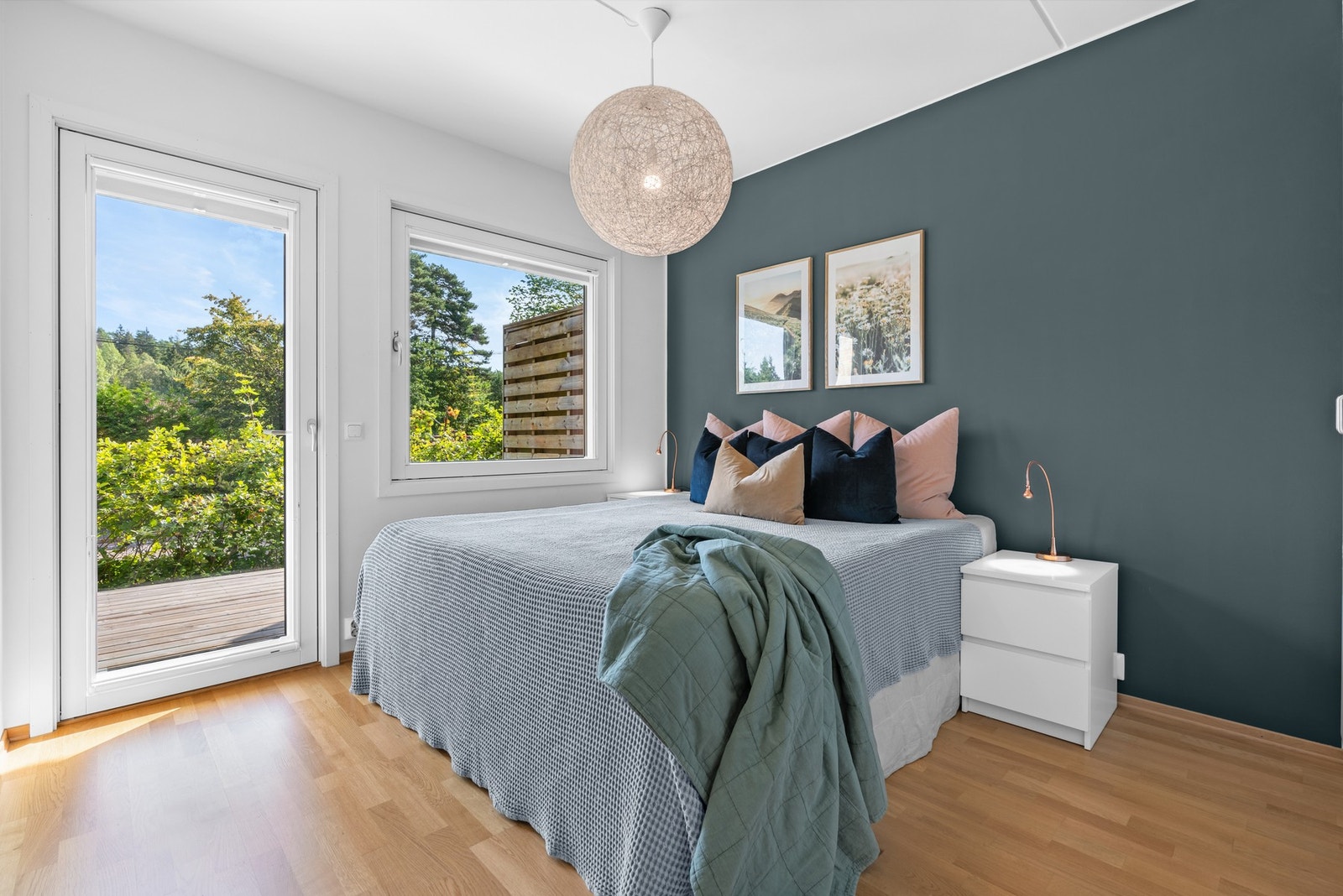 Soverommene ligger vegg-i-vegg og har vinduer mot øst. Galleribilde