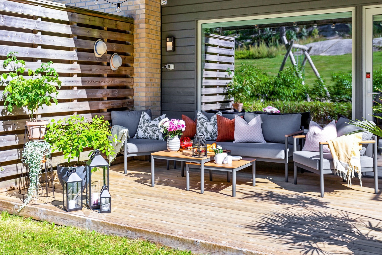 Her kan småbarnsforeldre slappe av i ettermiddagssolen, mens ungene leker trygt rett utenfor. Galleribilde