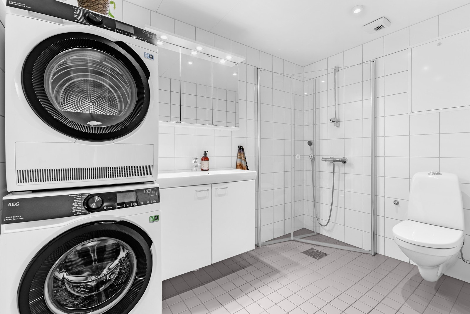 Leiligheten har et romslig og tidløst bad med vegghengt toalett og dusjhjørne med innfellbare dører i glass. I tillegg er det et pent, praktisk toalettrom med adkomst fra entreen. Galleribilde