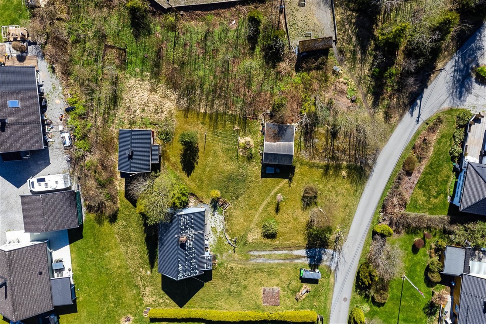 Eiendommen er under seksjonering. Eneboligen den godkjente rammetillatelsen gjelder vil bli seksjon 2 av 2 like boliger. Galleribilde