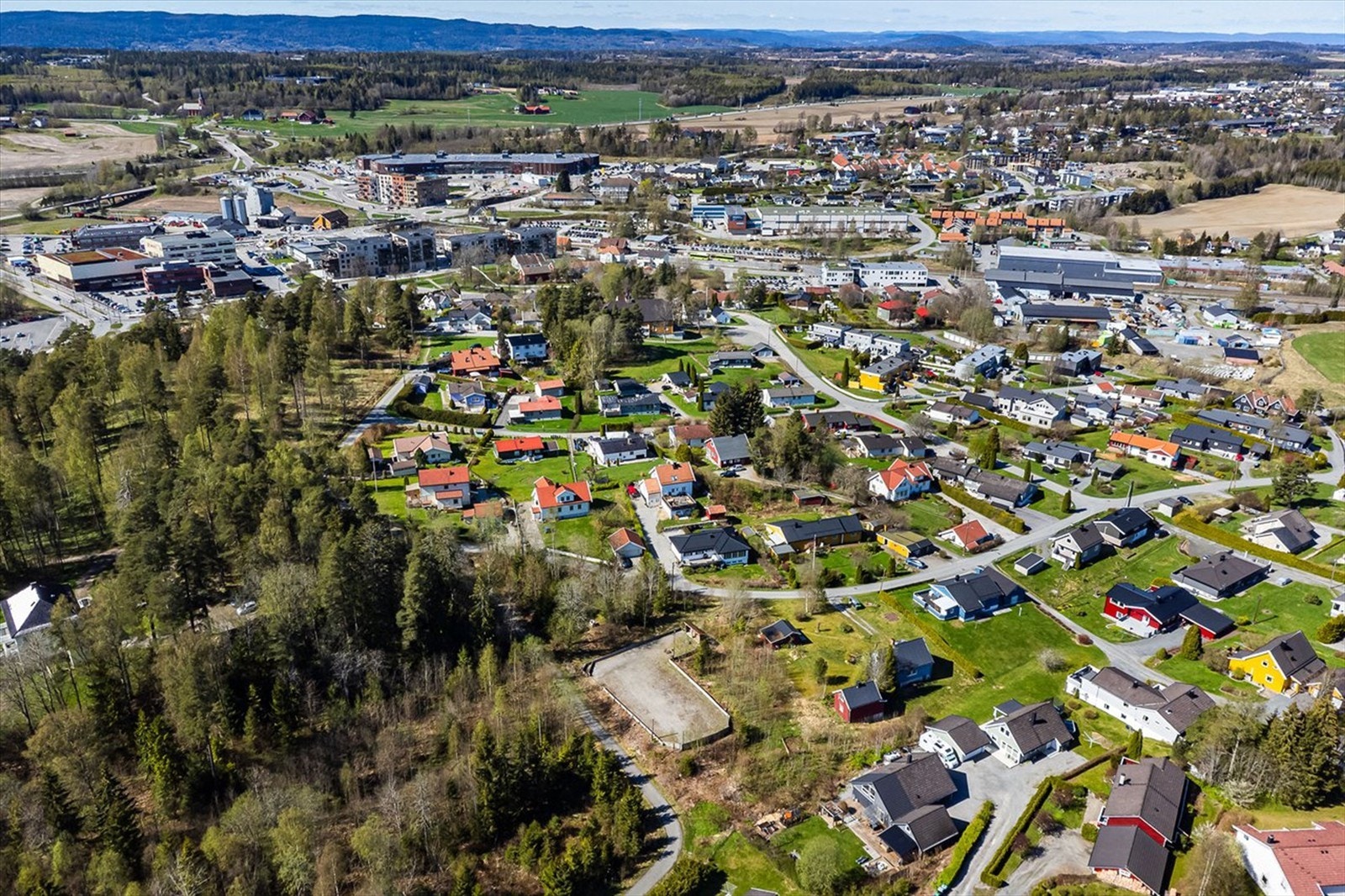 Tomten representerer en oppriktig sjelden anledning til å bygge nytt i et ellers veletablert boligområde - sentralt i Vestby. Galleribilde