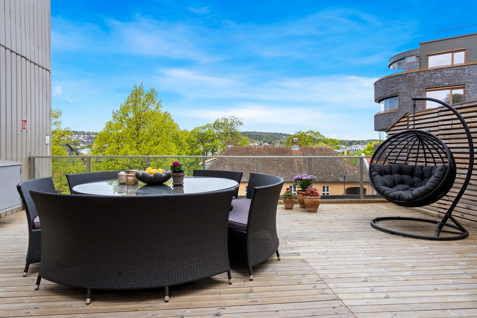 Lys og romslig selveierleilighet med privat, nordvestvendt takterrasse på hele 49 kvm. Galleribilde