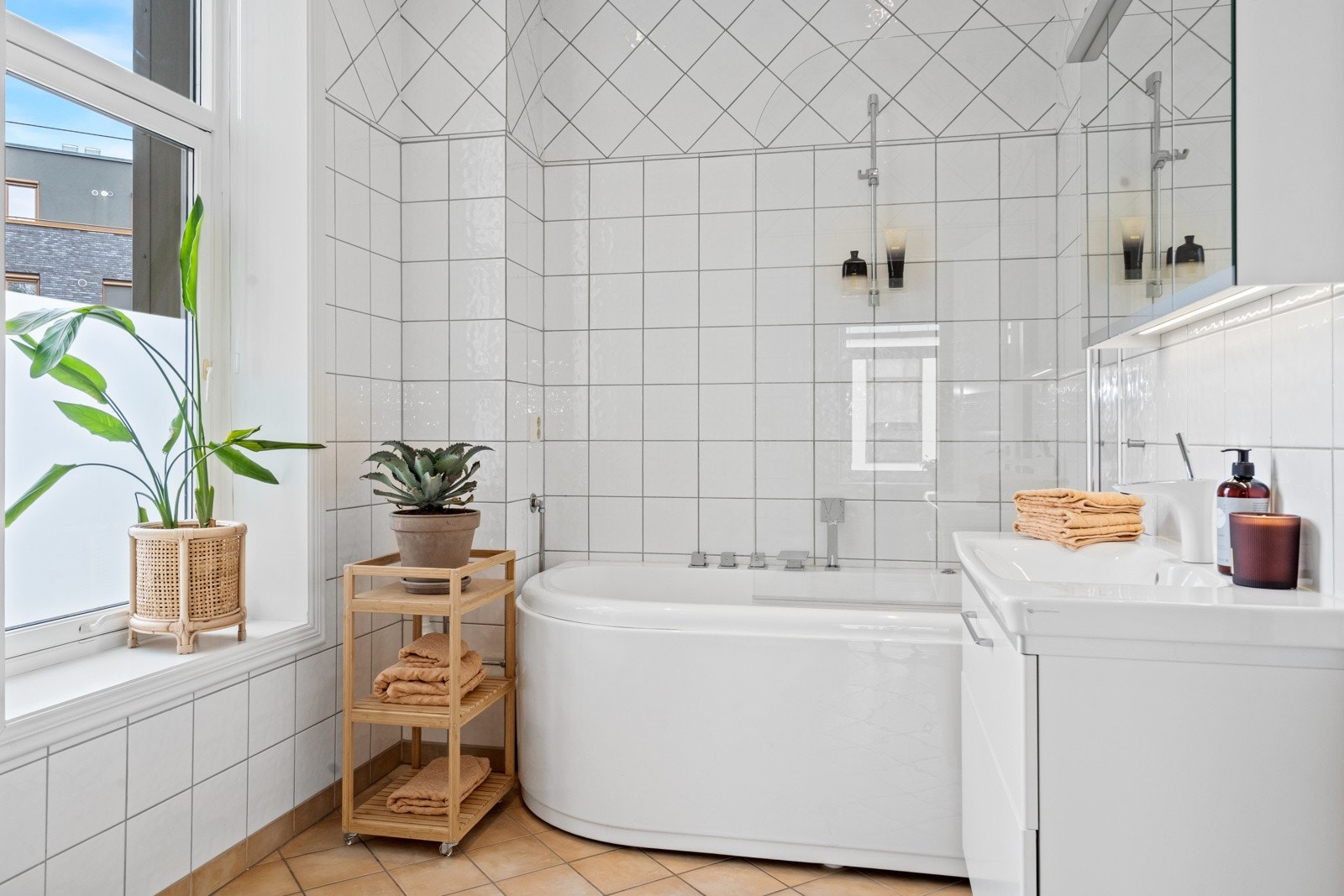 Badet er fra 2006 og er pent flislagt med varmekabler og badekar/boblekar med dusjløsning. Galleribilde