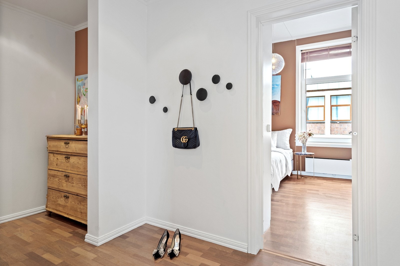 Entré/gang med plass til både kommode og garderobeløsning. Galleribilde