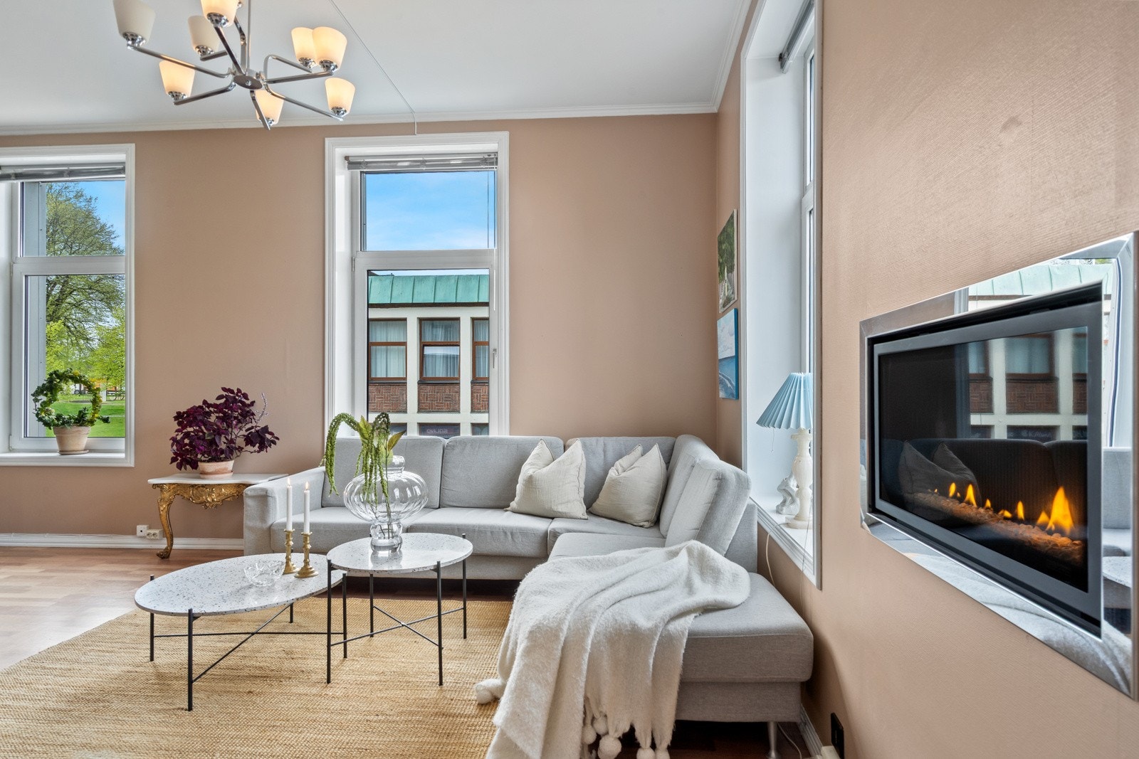 Hele leiligheten er malt i behagelig og tidsriktige farger. Galleribilde