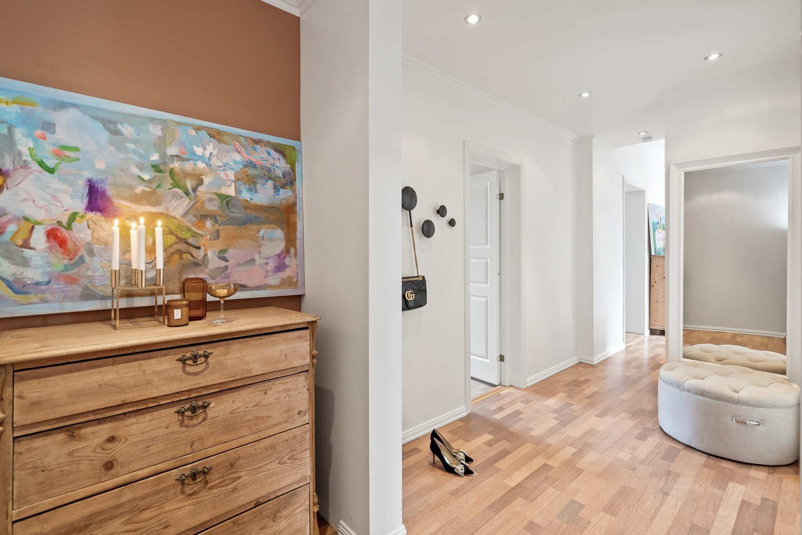 Hele leiligheten fremstår som lys og åpen. Galleribilde