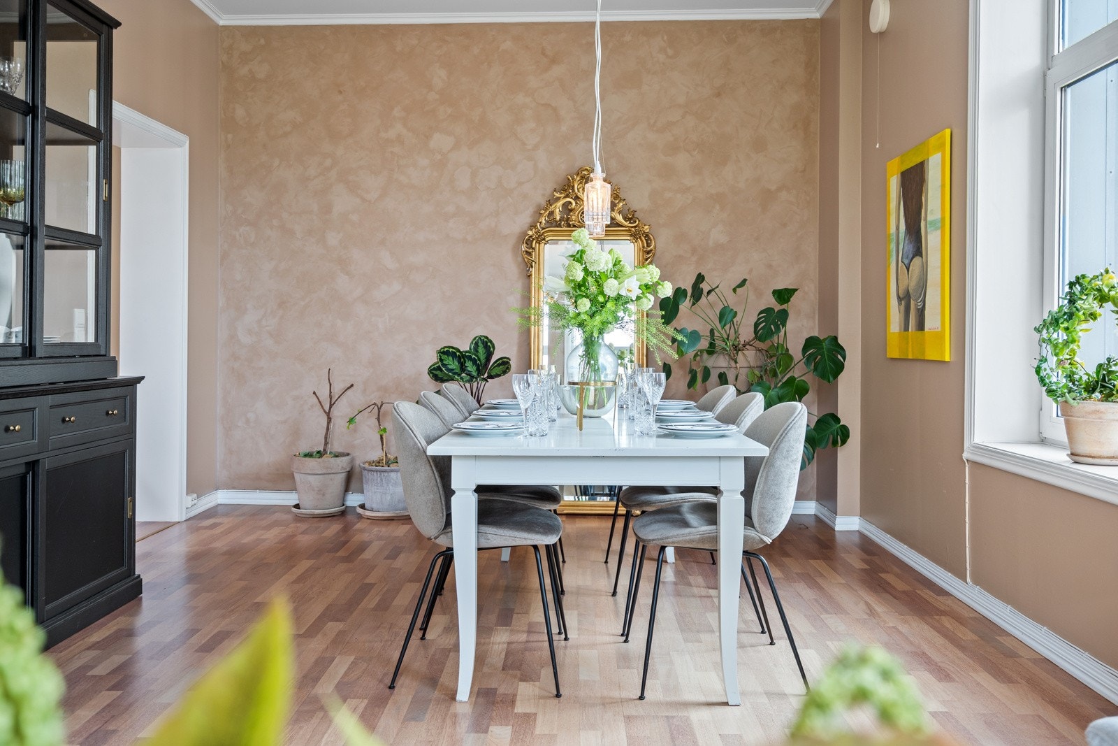 Leiligheten har en stor og innbydende stue med gasspeis, varmepumpe og store vindusflater som gir rikelig med naturlig lys. Galleribilde