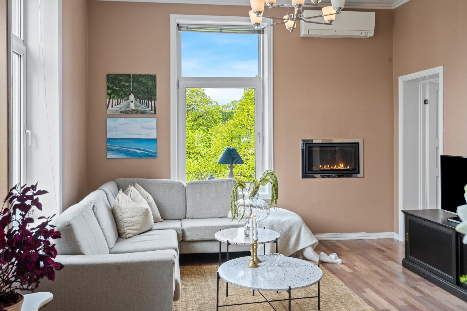 I stuen har man god plass til både stor sofagruppe og langbord med stoler. Galleribilde