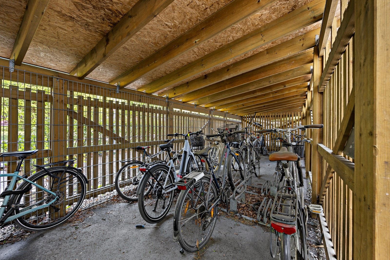 Overbygget og skjermet område for sykkelskur- ideell for beboere som bruker sykkel til hverdags Galleribilde