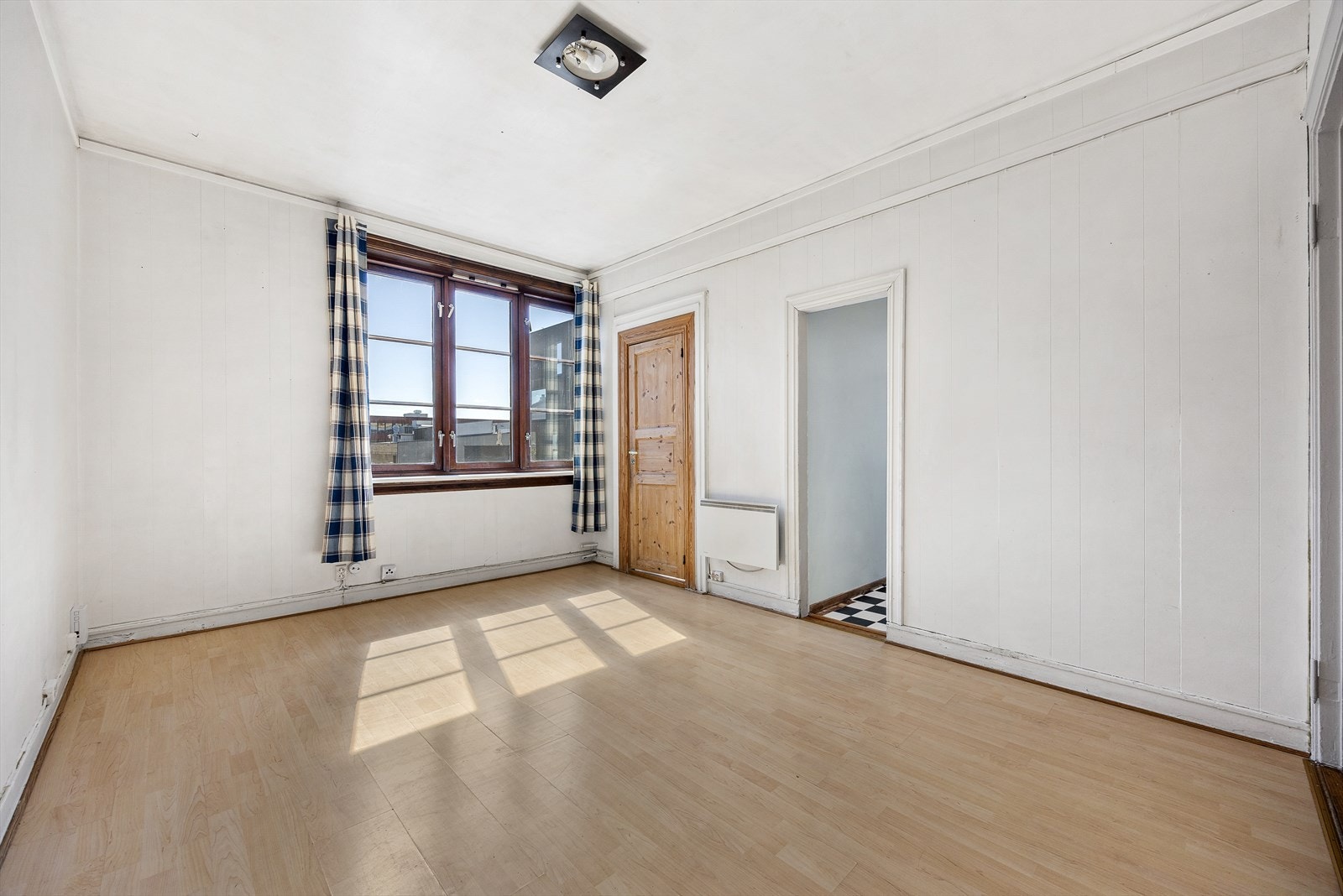 Stue har god plass til sofagruppe og mediemøblement Galleribilde