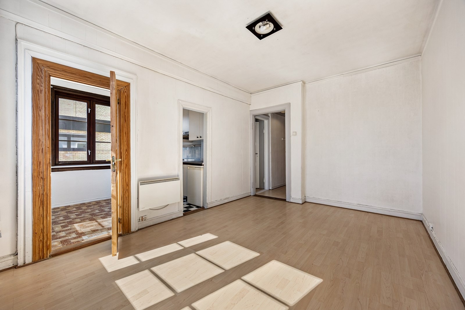 Stuen er sentralt plassert med god forbindelse til kjøkkenet og soverommet Galleribilde