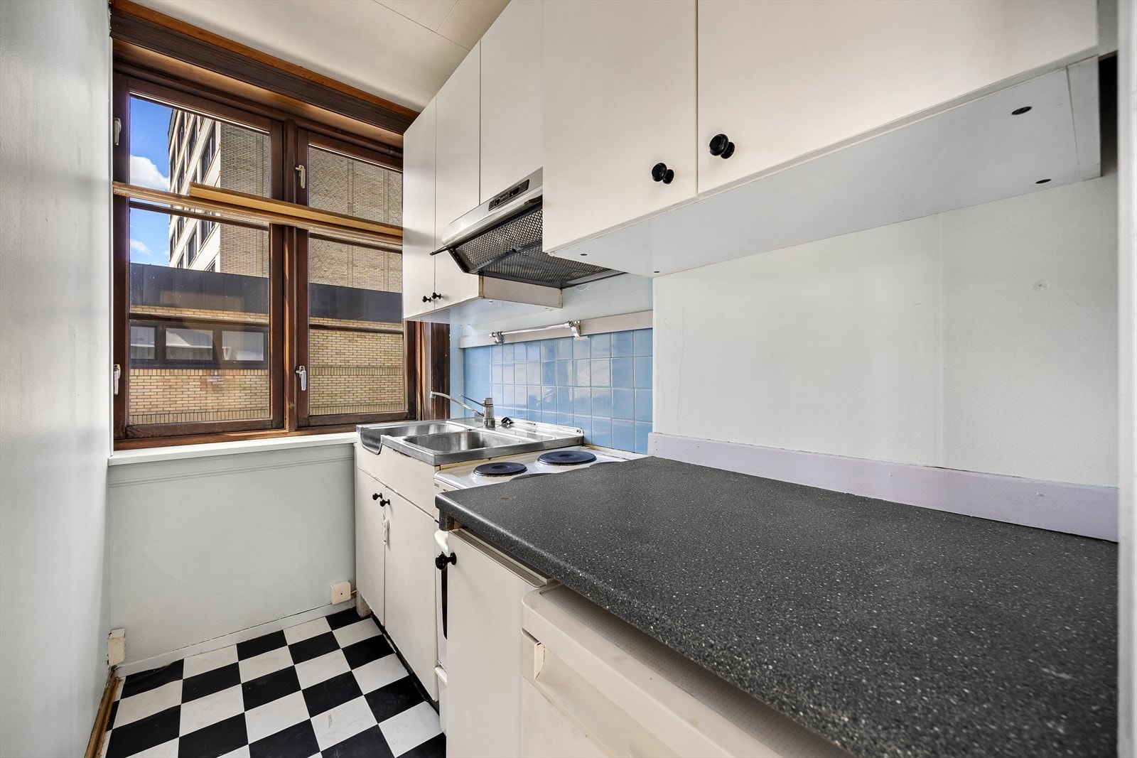 Kjøkkenet har godt med skap- og benkeplass Galleribilde