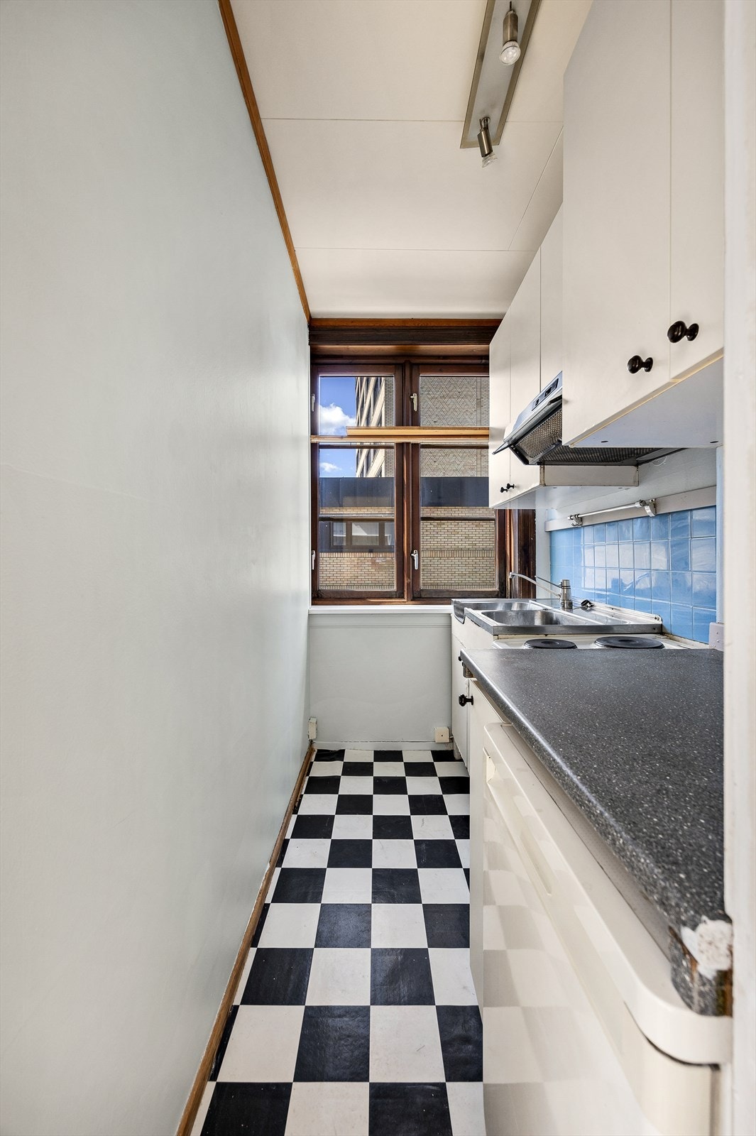 Lyst og praktisk kjøkken med god arbeidsflate og smarte løsninger Galleribilde