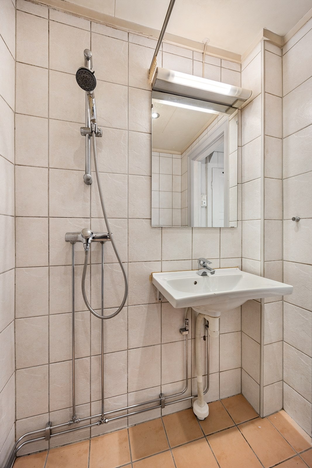 Bad/Wc består av dusj med dusjløsning, toalett og servantseksjon Galleribilde