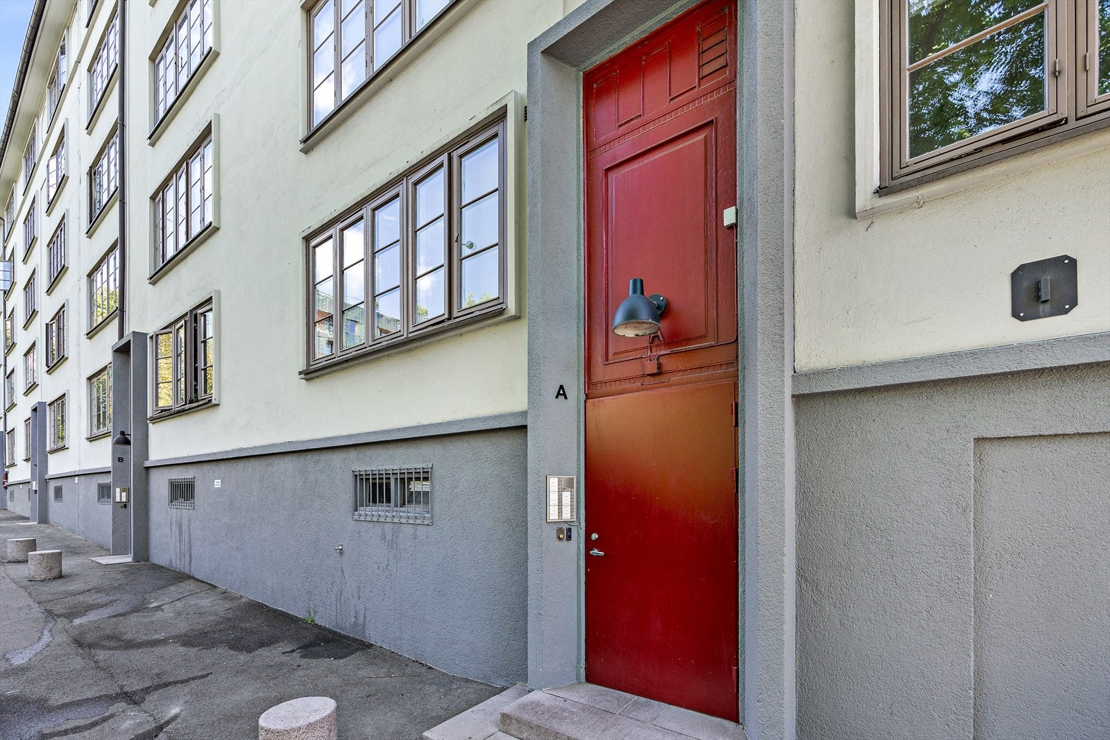 Inngangsparti med enkel adkomst til leiligheten Galleribilde