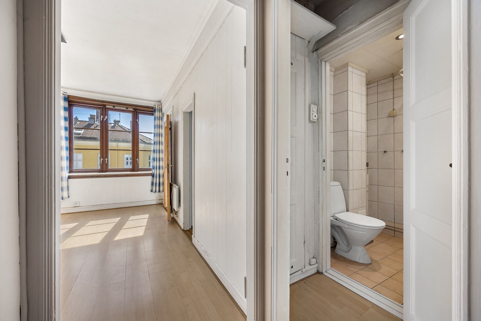 Fra inngangspartiet har man god oversikt mot stuen og enkel tilgang til badet Galleribilde