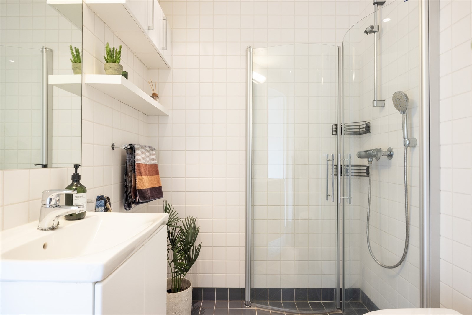 - Flislagt baderom med gulvvarme og downlights som skaper en lun og behagelig stemning - Galleribilde