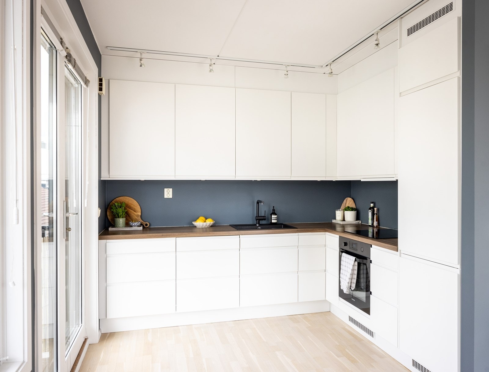 - Kjøkkenet er stilrent og moderne, levert av Epoq i 2021, og har en åpen løsning mot stuen - ideelt for både hverdagsliv og sosiale sammenkomster - Galleribilde