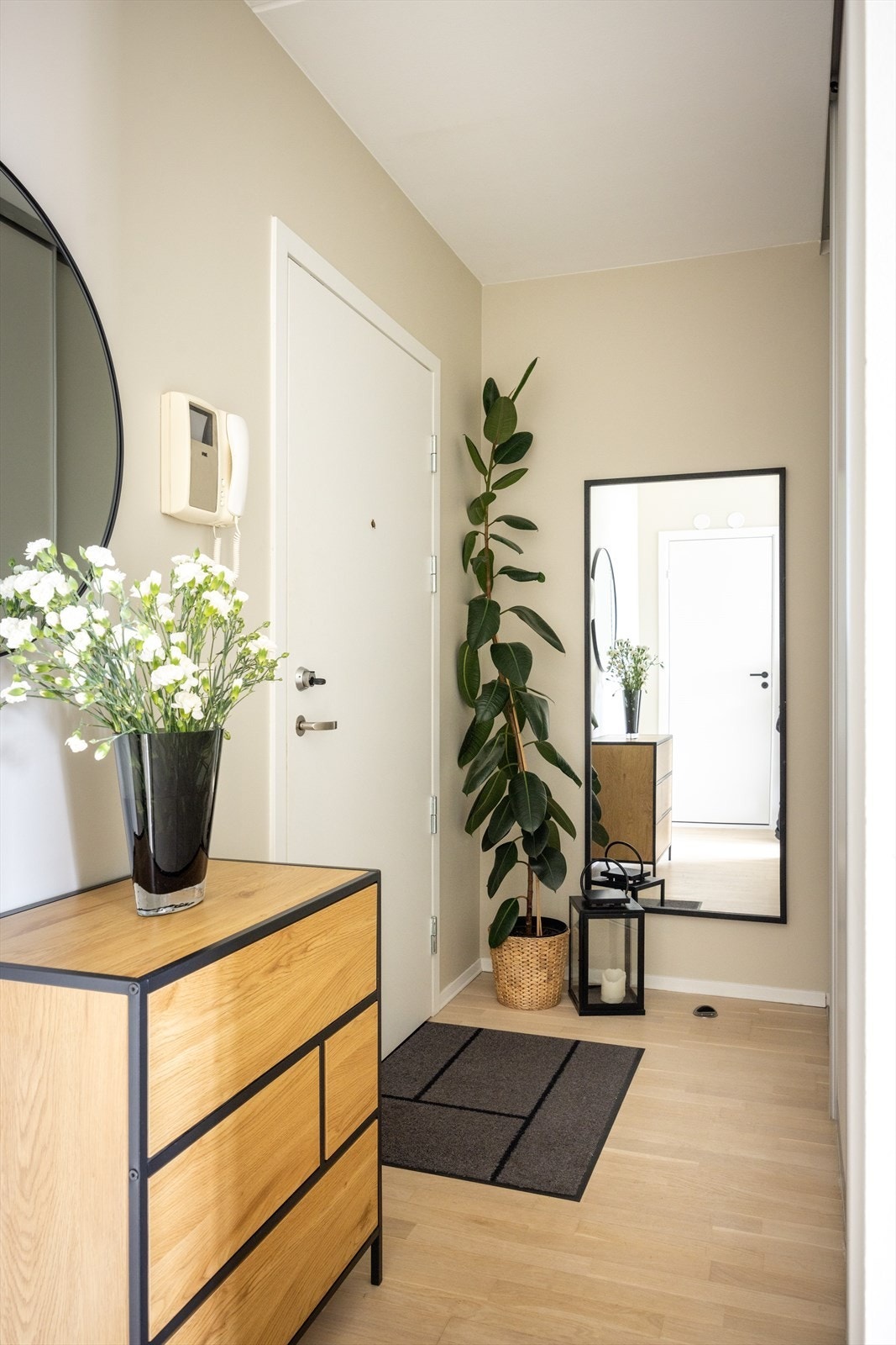 - Velkommen inn! Allerede ved inngangsdøren møtes du av en lys og luftig entré som setter tonen for resten av boligen - Galleribilde