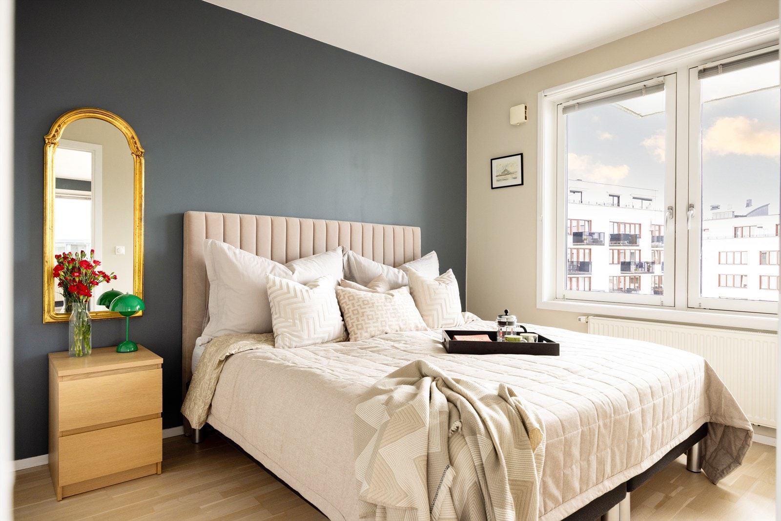 - Det romslige soverommet byr på en rolig atmosfære og har god plass til dobbeltseng, nattbord og en stor skyvedørsgarderobe som sørger for rikelig med oppbevaringsplass - Galleribilde