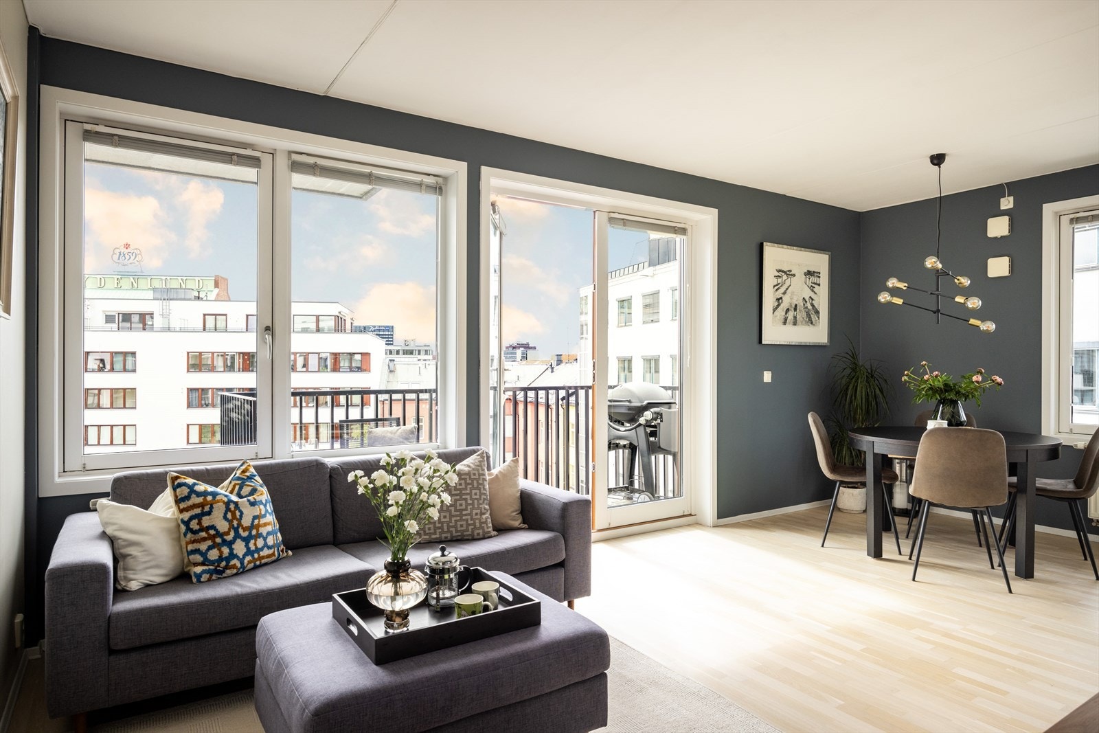 - I stuen er det god plass til både sofaseksjon, spisebord og TV-benk - Galleribilde