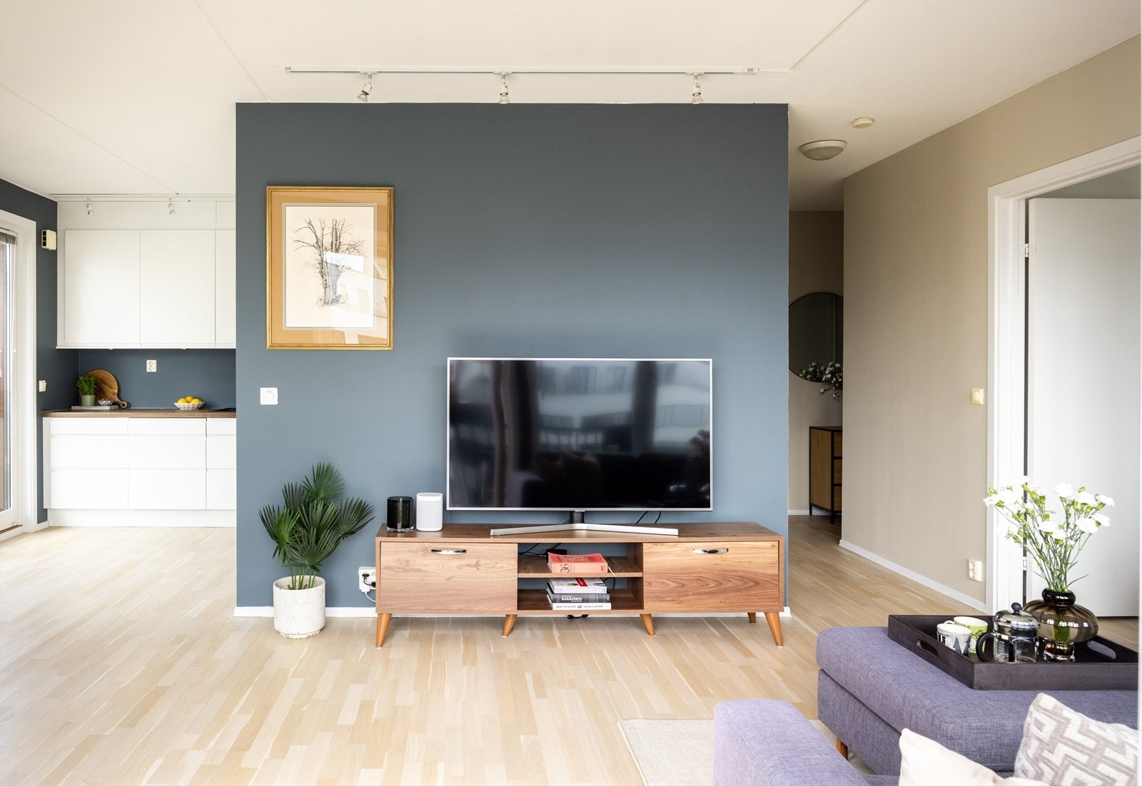 - I hjertet av leiligheten finner man en lys og romslig stue - perfekt for sosiale sammenkomster - Galleribilde