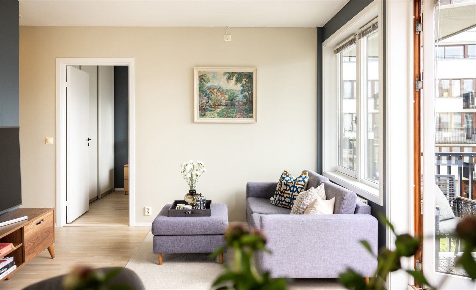 - Leiligheten er malt i delikate og tidsriktige farger - Galleribilde