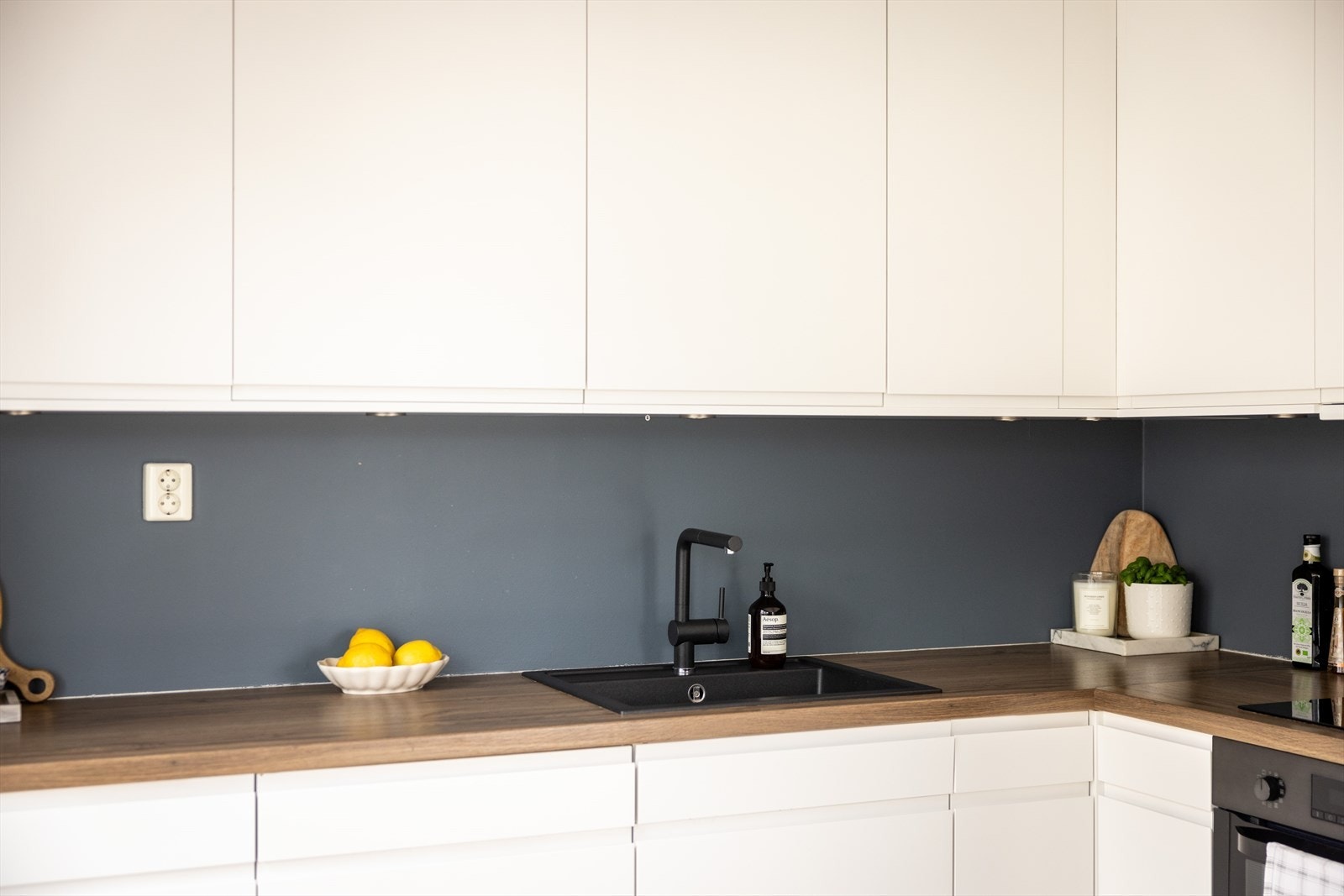 - Med god benk- og skapplass samt integrerte hvitevarer, er dette et kjøkken som både ser bra ut og fungerer optimalt - Galleribilde