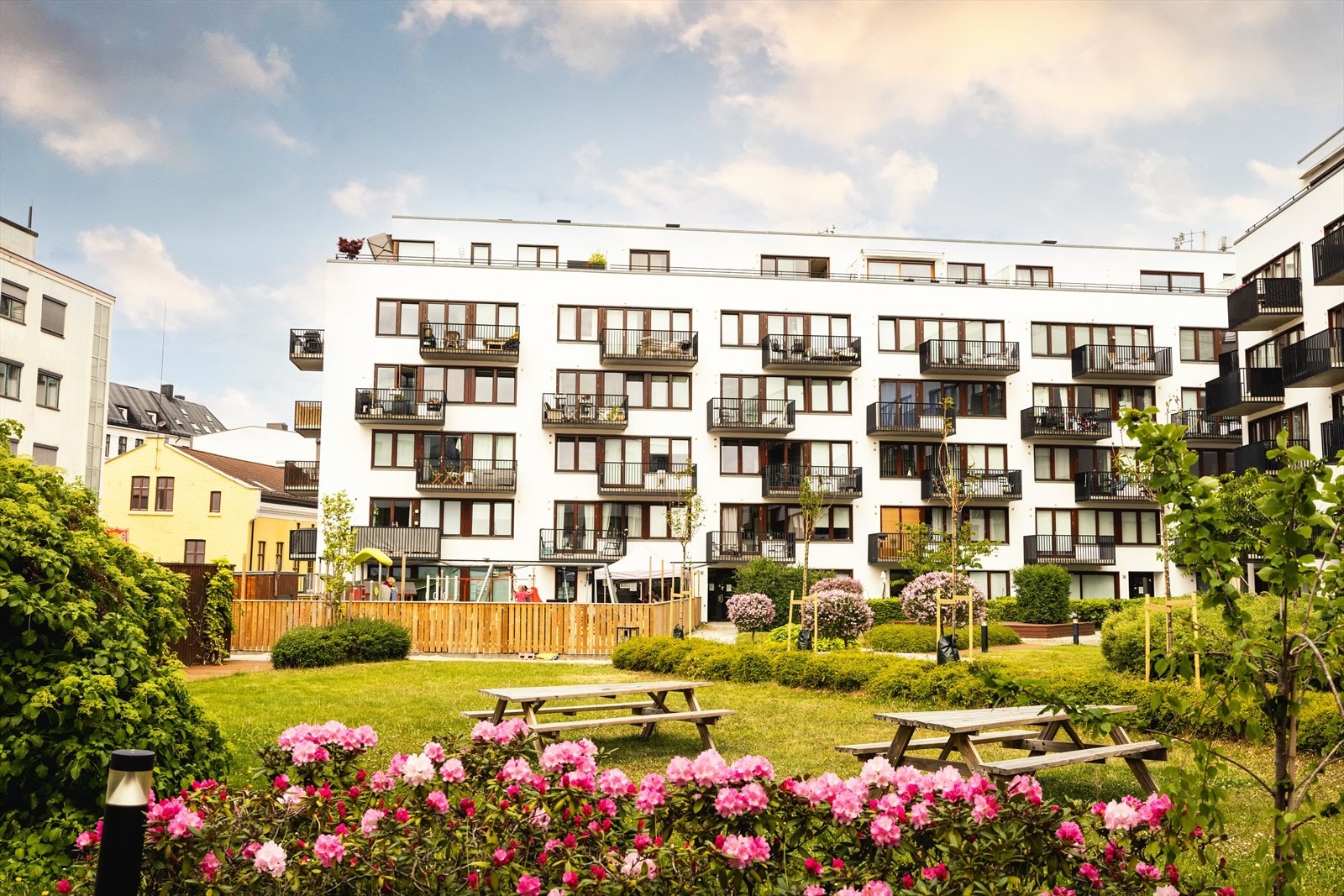 - Bakgården er som en grønn oase midt i byen - Galleribilde