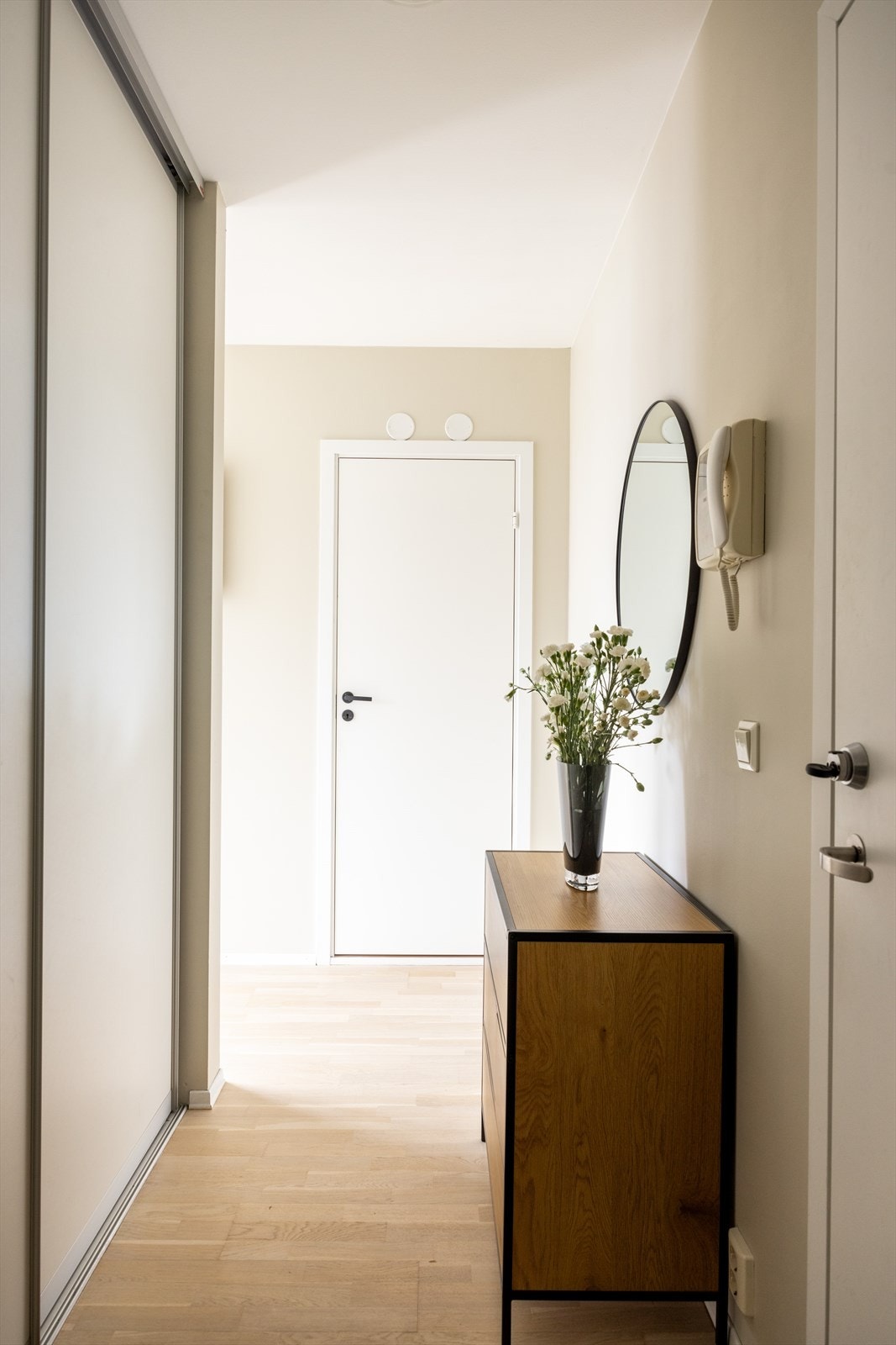 - Her får du et stilrent førsteinntrykk med praktisk skyvedørsgarderobe som sørger for rikelig oppbevaringsplass til yttertøy og sko - både pent og ryddig - Galleribilde