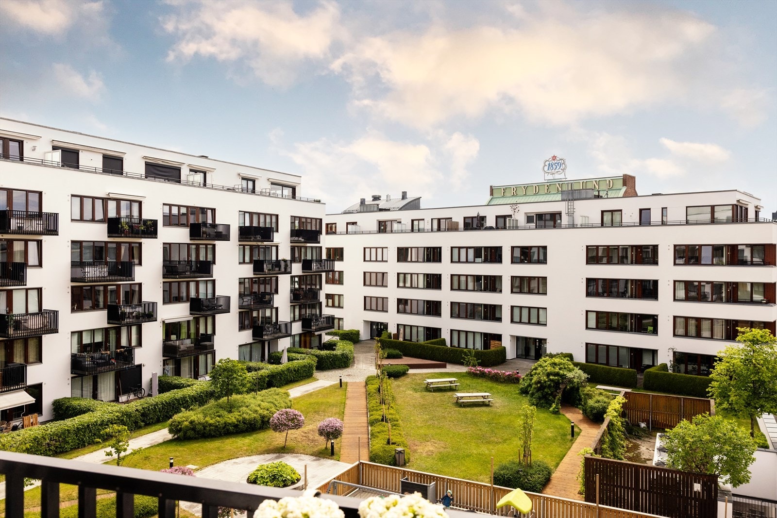 - Her kan du nyte solen i rolige omgivelser med utsikt mot en fredelig bakgård - Galleribilde