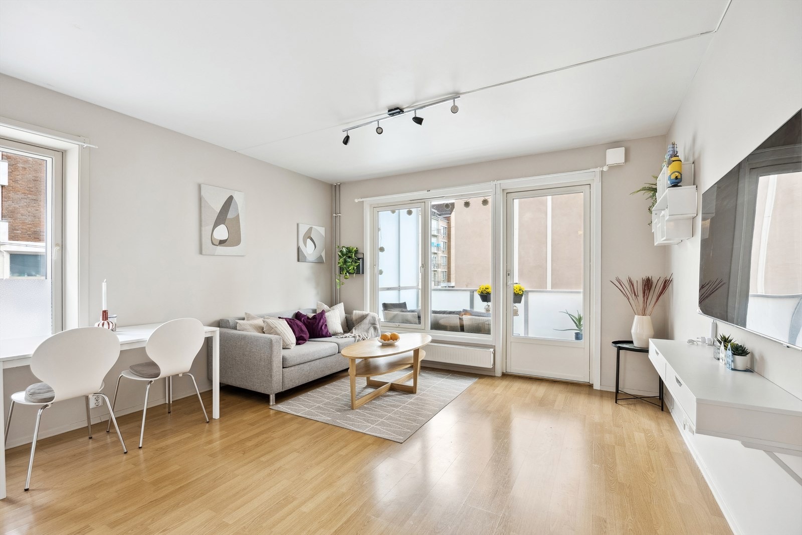 Fantastisk romfølelse med vinduer langs to himmelretninger som bidrar til rikelig med naturlig dagslys Galleribilde