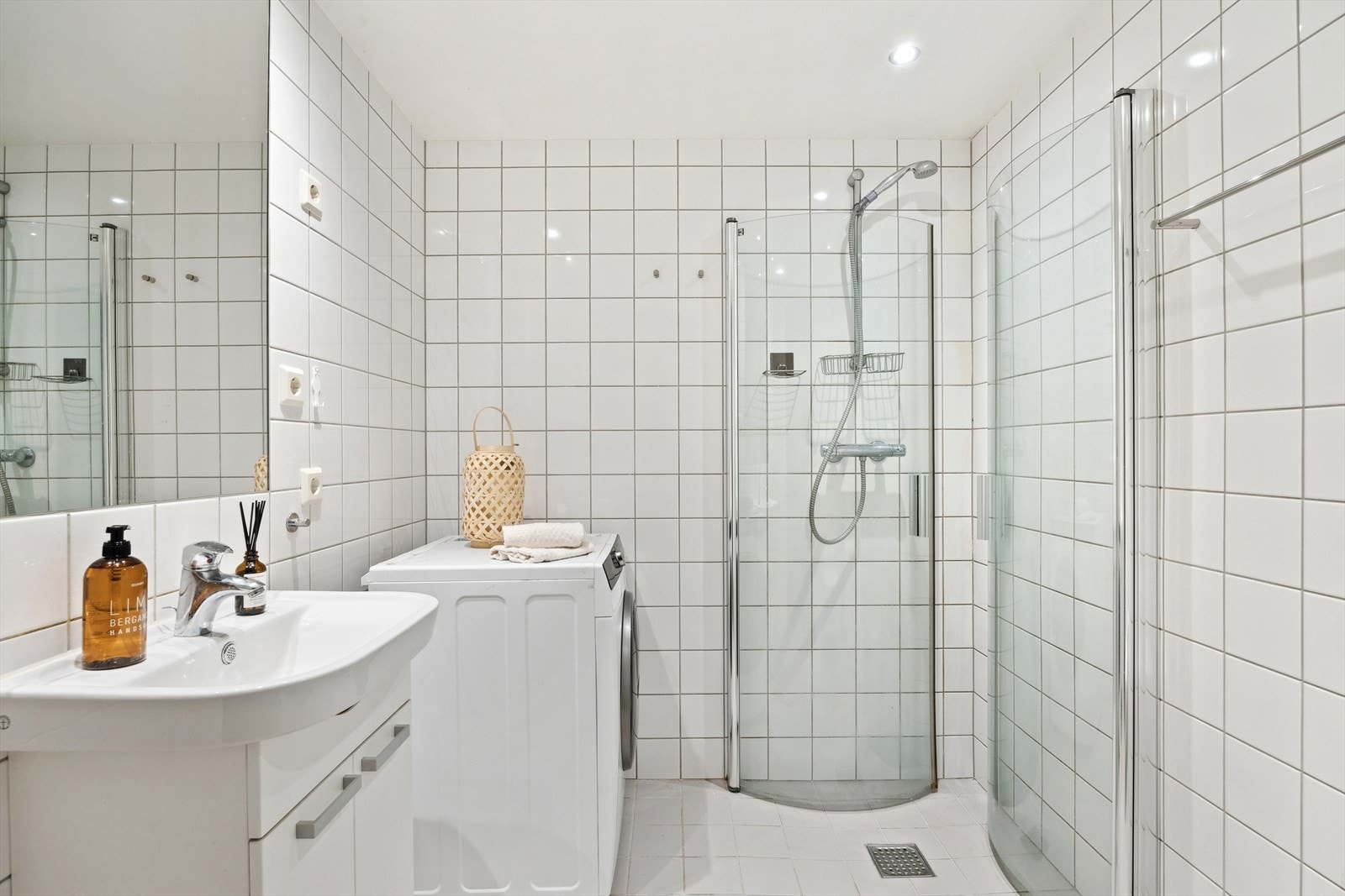 Lyst, flislagt bad med underliggende elektriske varmekabler Galleribilde