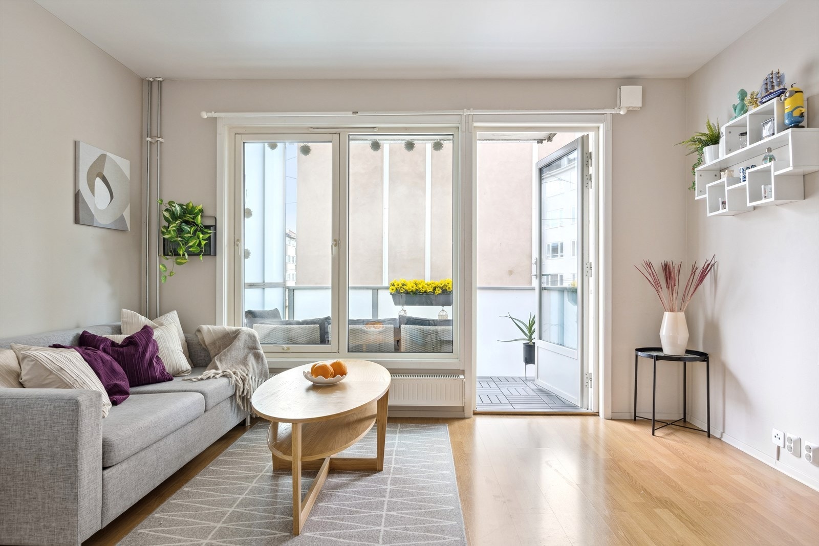 Lys og pen leilighet med åpen stue- og kjøkkenløsning samt gode innredningsmuligheter Galleribilde