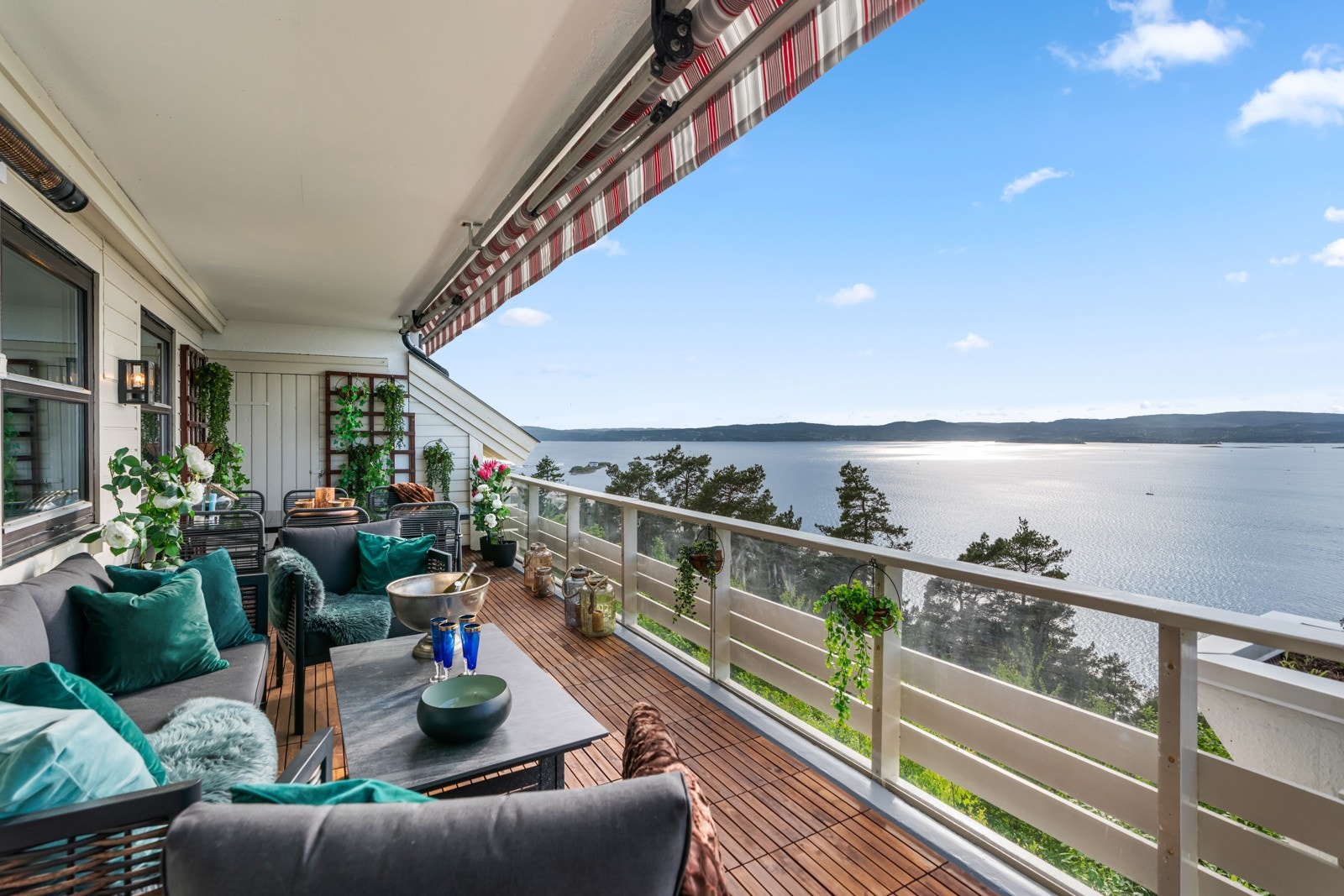 Stor balkong på 39 kvm med god plass til både en sofagruppe og en spisegruppe. Galleribilde