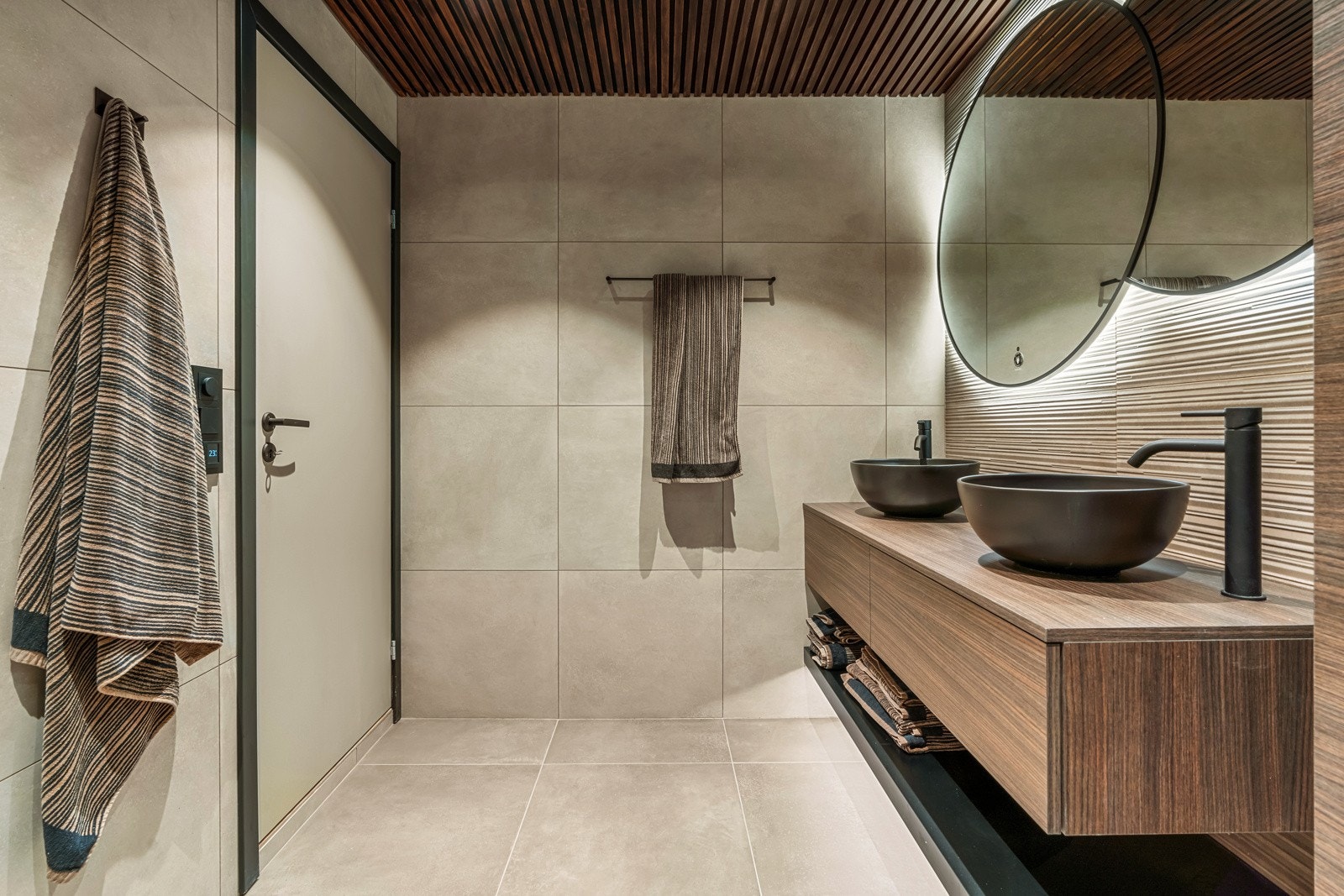 Baderommet er innredet med veggmontert klosett, doble vasker og dusj med glassvegg. Galleribilde