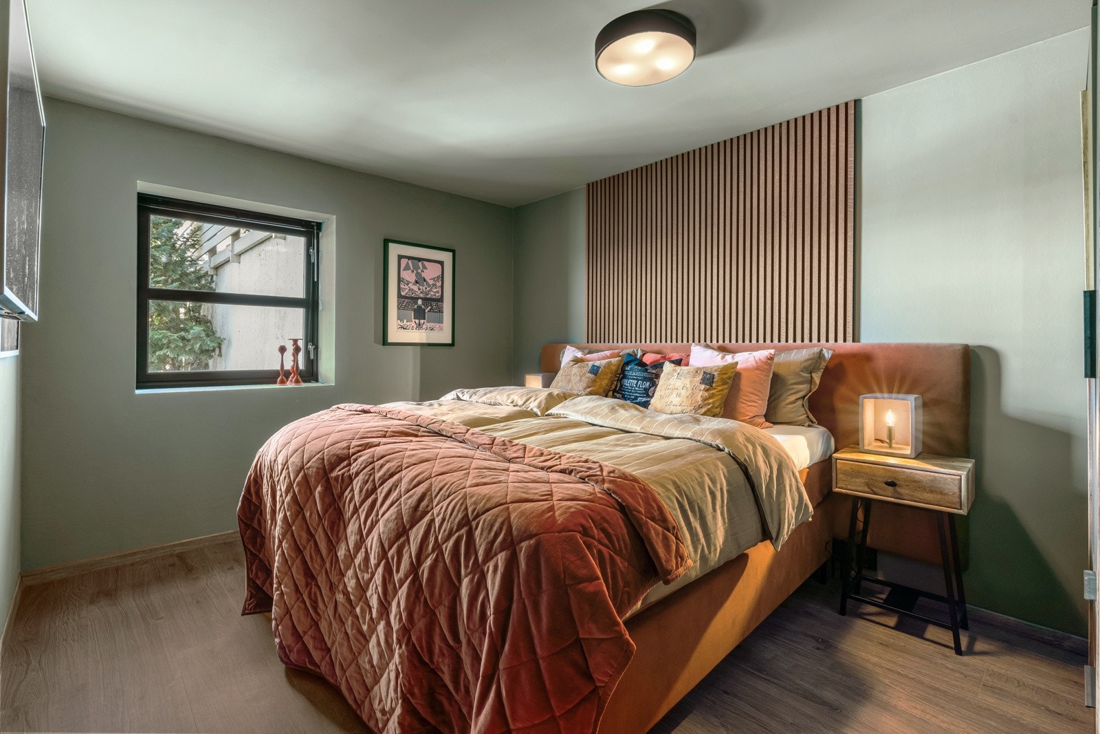 Soverommet har en eksklusiv hotellfølelse, med direkte adkomst til hovedbadet og opplegg for TV på veggen. Galleribilde