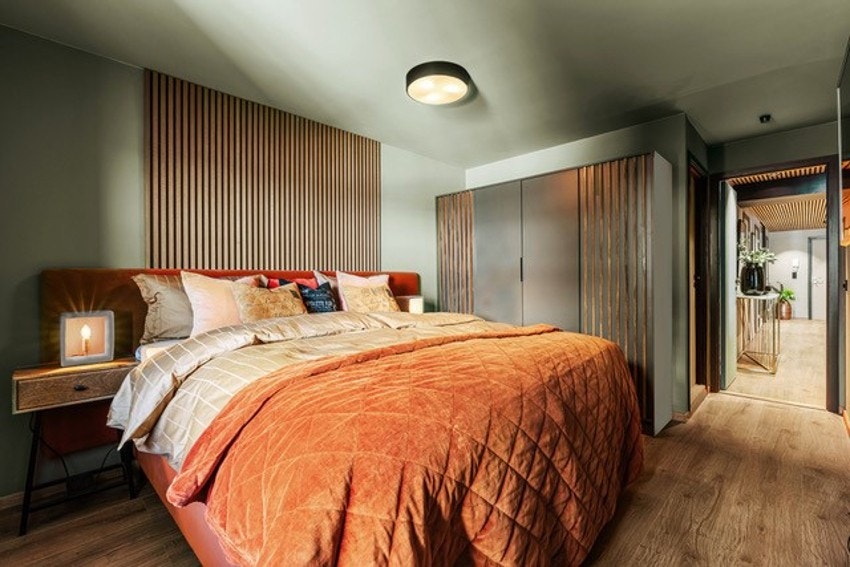 Hovedsoverommet med god plass til dobbeltseng, tilhørende nattbord og garderobeplass. Galleribilde