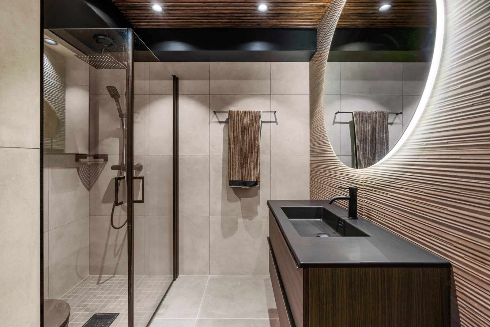 Baderom nr 2 er innredet med veggmontert klosett, vask og dusjnisje med glassvegg, samt et speil over vasken med god belysning. Galleribilde