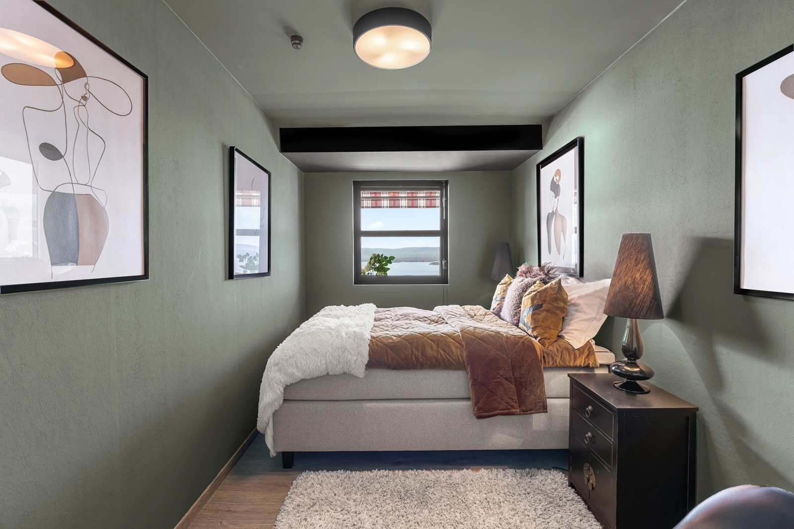 Alle rommene er romslige med god plass til dobbeltseng, tilhørende nattbord og garderobeplass. Galleribilde