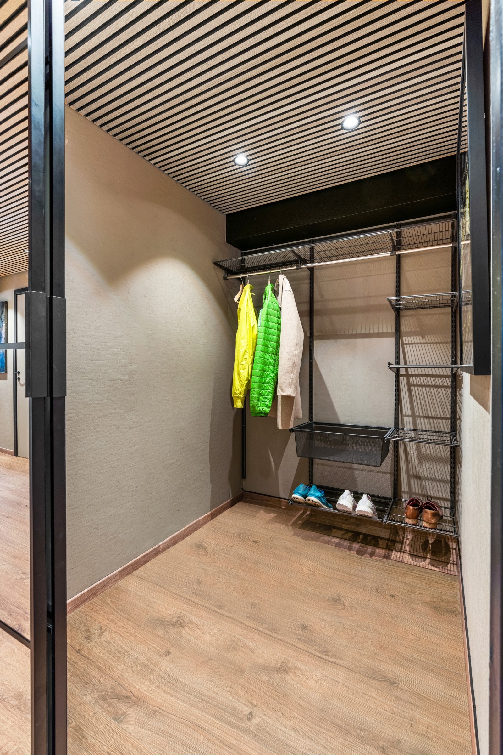 Stor entré med god garderobeplass til yttertøy og sko. Galleribilde