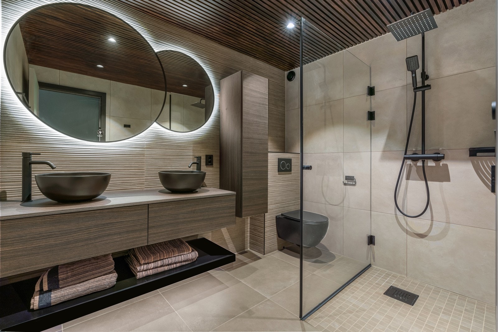 Hovedbadet - moderne innredet og varmekabel i gulv som gir en god start på dagen. Galleribilde