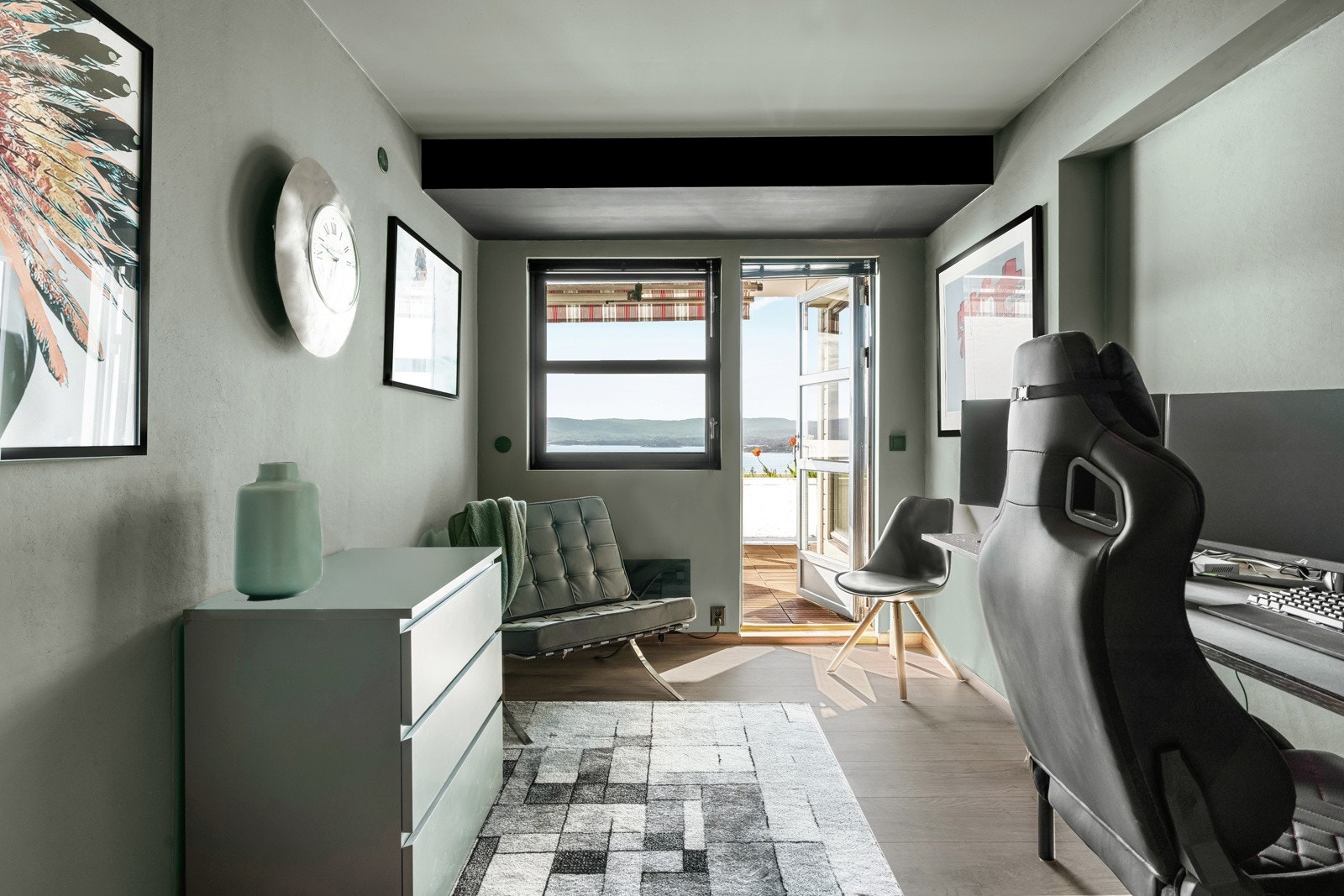 Tre av soverommene har utsikt mot Oslofjorden, hvor det ene har utgang til boligens balkong. Galleribilde