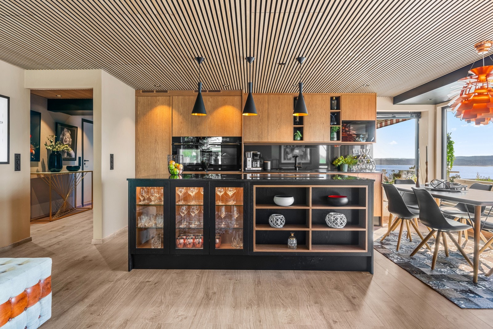 Kjøkkenet er utstyrt med benkeventilator med touch control-panel, 2 innbygde stekovnen hvorav den ene med dampfunksjon og 2 micro-ovner. Galleribilde