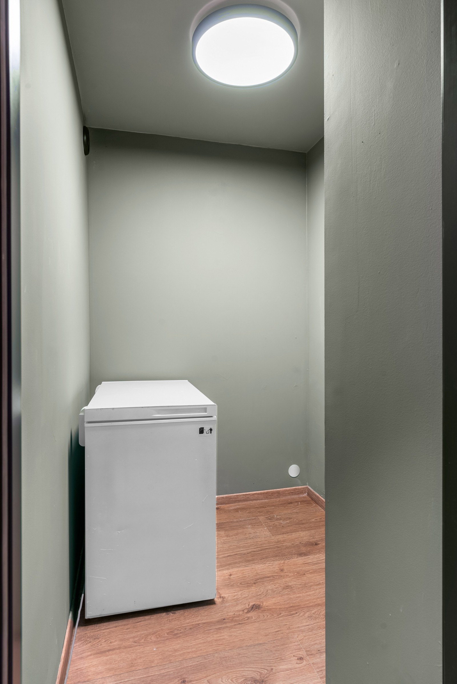 Praktisk bod med gode oppbevaringsmuligheter som gjør det enkelt å holde hjemmet ryddig. Galleribilde