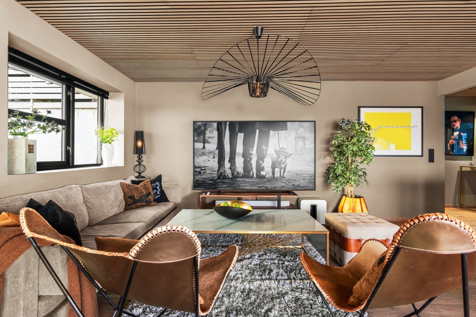 Romslig og tiltalende stue med god plass til sosialisering eller avslapning. Galleribilde