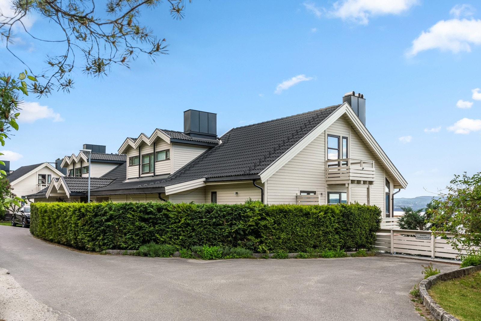 Eiendommen har en attraktiv og tilbaketrukket beliggenhet i et veletablert og barnevennlig boligområde på Bjørnemyr. Galleribilde