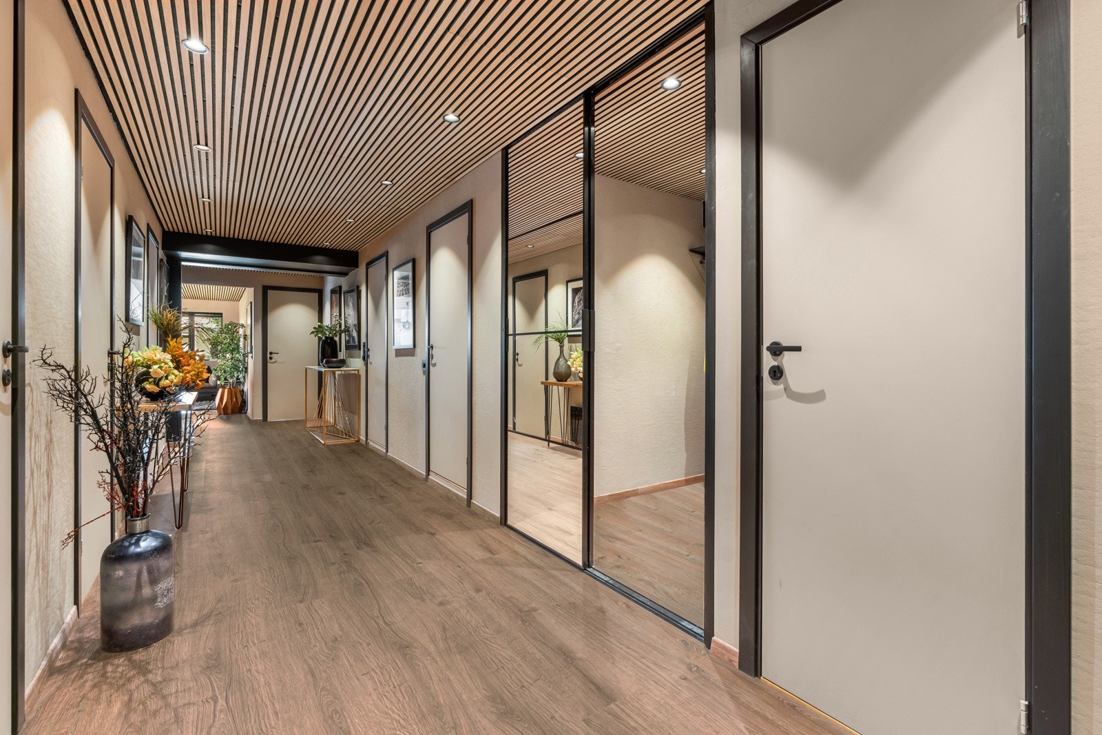 Du ønskes velkommen inn til en innbydende og stor entré som gir et godt førsteinntrykk av denne fine leiligheten. Galleribilde