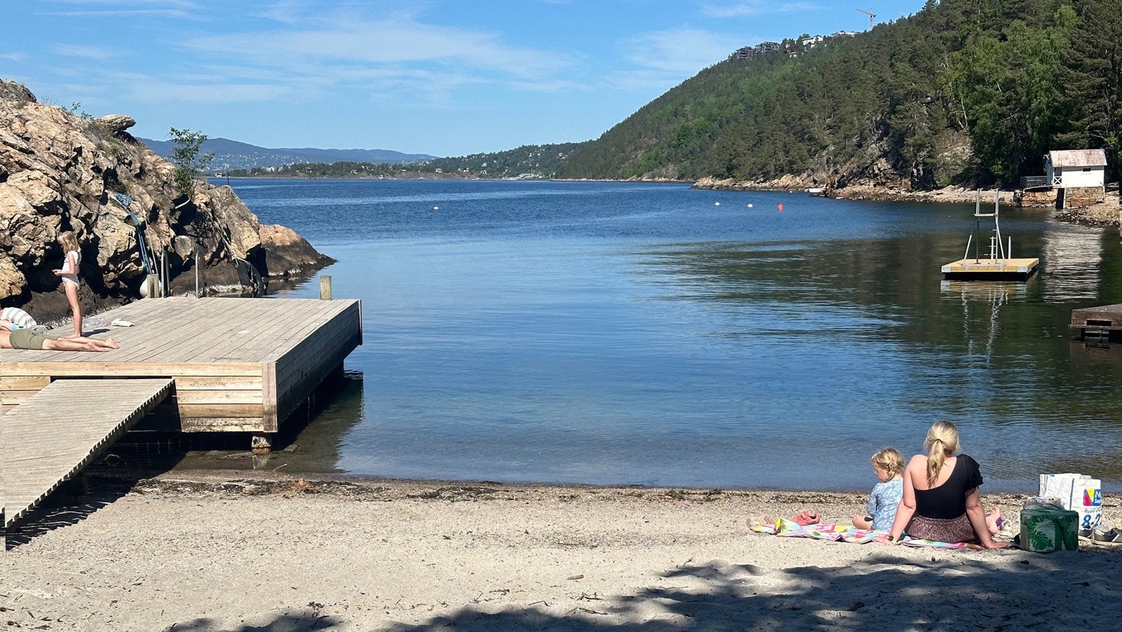 Det finnes flere badeplasser i nærheten, blant annet Alværn badestrand en kort kjøretur unna. Galleribilde